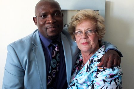 Die Wes-Kaapse Minister van Behuising, min Bonginkosi Madikizela en rdl Nicolette Botha-Guthrie, Overstrandse Uitvoerende Burgemeester, tydens â€˜n onthaal na afloop van die sooispit-seremonie